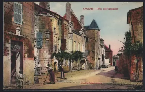 AK Ancenis, Rue des Tonneliers animée avec passants et architecture historique