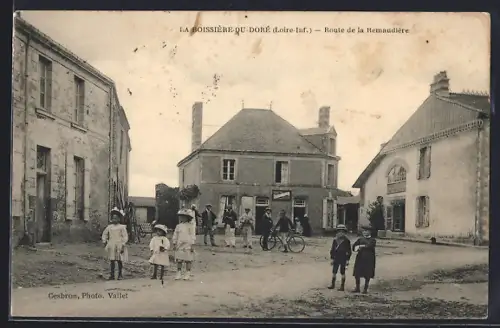 AK La Boissière-du-Doré /Loire-Inf., Route de la Remaudière avec villageois et enfants