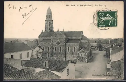 AK St-Fiacre /L.-Inf., Le Bourg et l`église au centre du village