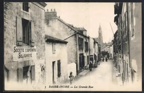 AK Basse-Indre, La Grande Rue avec la Société Coopérative Solidarité et clocher en arrière-plan
