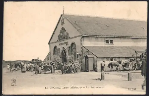 AK Le Croisic /Loire-Inférieure, La Poissonnerie avec charrettes et chevaux devant le bâtiment