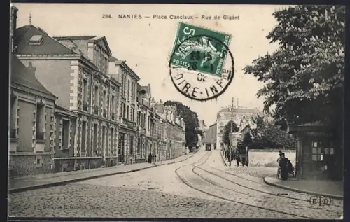AK Nantes, Place Canclaux, Rue de Gigant avec bâtiments et arbres