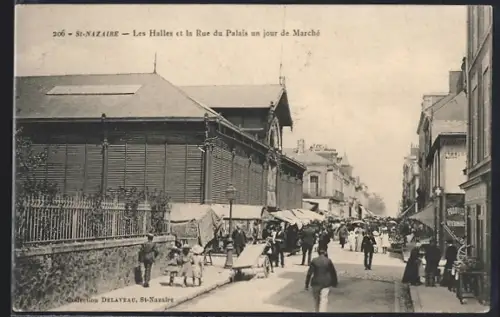 AK St-Nazaire, Les Halles et la Rue du Palais un jour de Marché