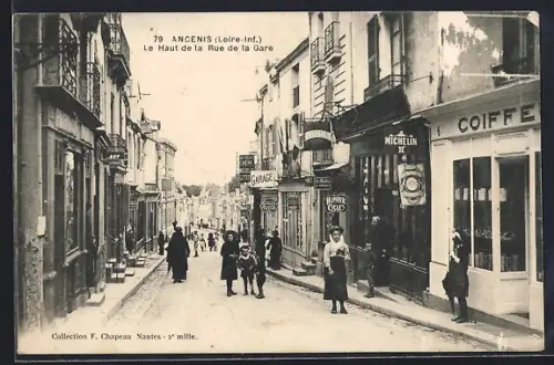 AK Ancenis /Loire-Inf., Le Haut de la Rue de la Gare avec passants et commerces
