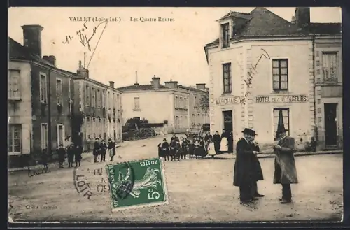 AK Vallet /Loire-Inf., Les Quatre Routes avec l`Hôtel des Voyageurs et passants dans la rue