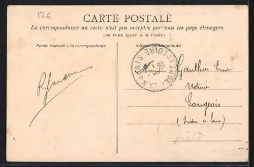 AK Vallet /Loire-Inf., Les Quatre Routes avec l`Hôtel des Voyageurs et passants dans la rue