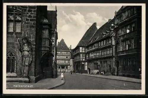 AK Halberstadt, Rolandstatue mit Strassenpartie