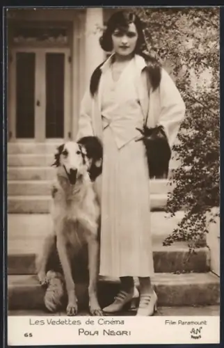 AK Schauspielerin Pola Negri mit Windhund
