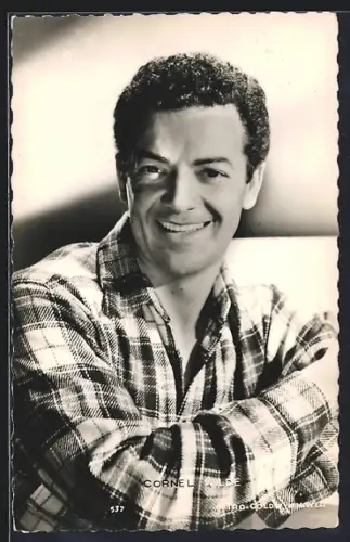 AK Schauspieler Cornel Wilde mit kariertem Hemd