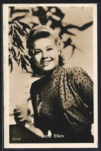 AK Vera Ellen mit einem Getränk, Portrait