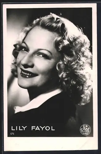 AK Schauspielerin Lily Fayol lacht in die Kamera