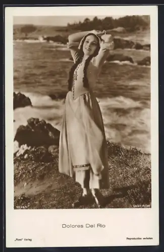 AK Schauspielerin Dolores Del Rio in schlichten Kleidern am Meer