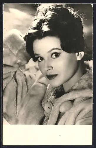 AK Beatrice Altariba im Pelzmantel