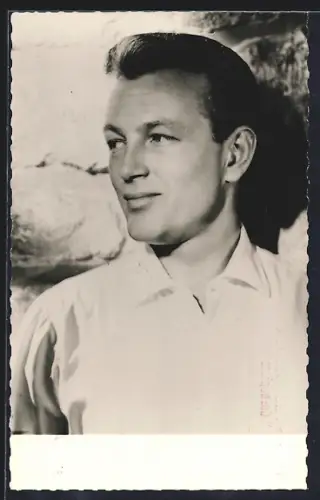 AK Schauspieler Jacques Sernas im Hemd wirft einen Blick zur Seite