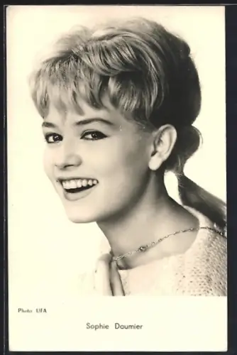 AK Schauspielerin Sophie Daumier in die Kamera lächelnd