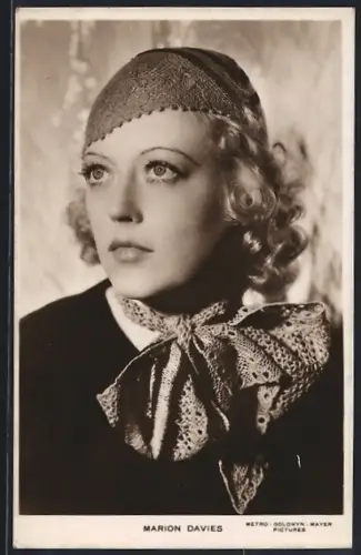 AK Schauspielerin Marion Davies mit Hut und Kragenschleife