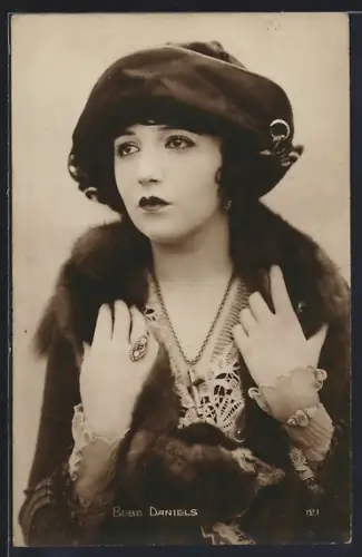 AK Bebe Daniels mit Hut und Pelzkragen