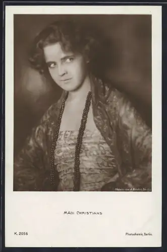 AK Schauspielerin Mädi Christians, im Mantel mit schwarzen Perlen behangen