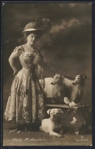 AK Stella H. Morrisini mit Hunden vor Fotokulisse