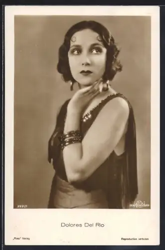 AK Schauspielerin Dolores Del Rio im Kleid