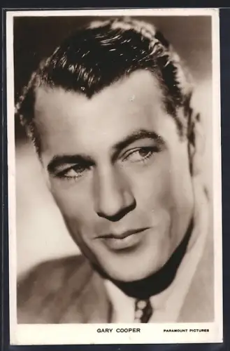 AK Schauspieler Gary Cooper fragend zur Seite schauend