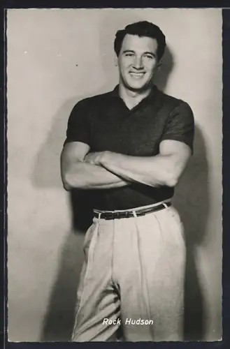 AK Schauspieler Rock Hudson mit verschränkten Armen in die Kamera lächelnd
