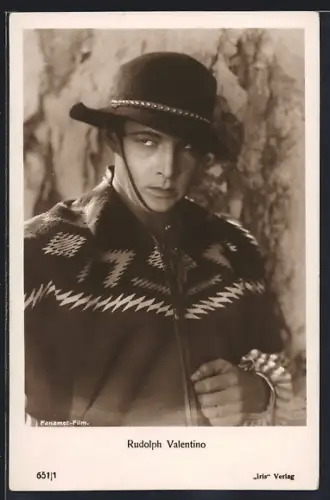 AK Schauspieler Rudolph Valentino mit ernstem Blick