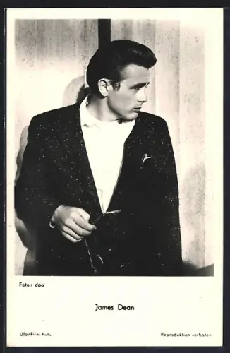 AK Schauspieler James Dean mit Brille in der Hand