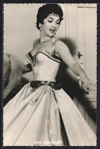 AK Gina Lollobrigida, Portrait der Schauspielerin in Abendkleid