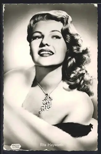 AK Schauspielerin Rita Hayworth mit Pelz