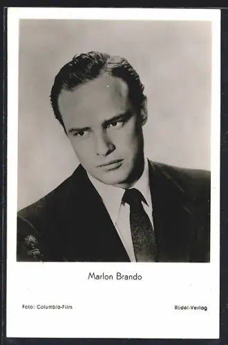 AK Schauspieler Marlon Brando im Anzug