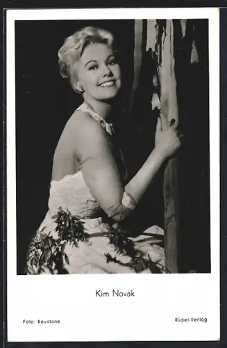 AK Schauspielerin Kim Novak im hübschen Kleid lächelt in die Kamera