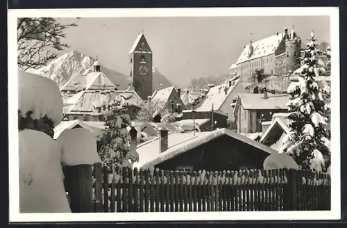 AK Füssen /Allgäu, Verschneite Altstadt, Uhrturm, Schloss