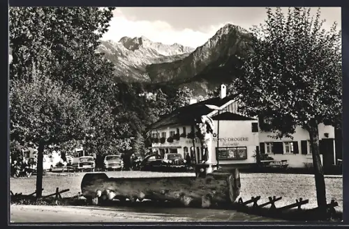 AK Fischen /Allgäu, Dorfplatz, Kolonialwaren-Drogerie, Blick auf die Berge