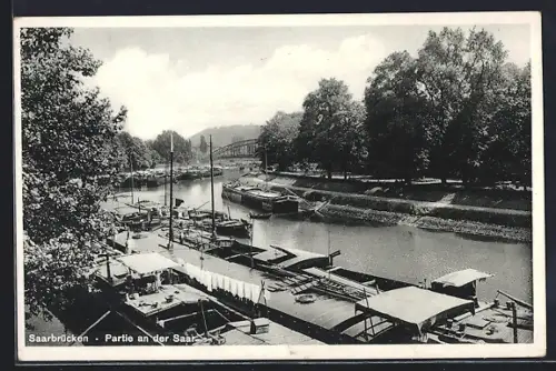 AK Saarbrücken, Partie an der Saar, Schiffe, Flussufer, Brücke