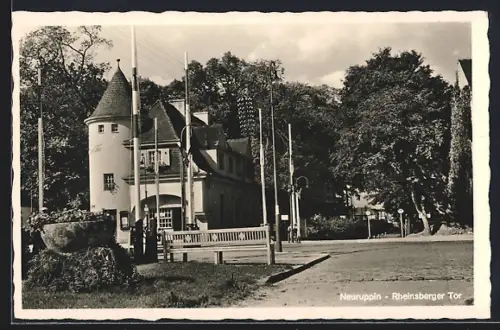 AK Neuruppin, Rheinsberger Tor mit Bahnhof