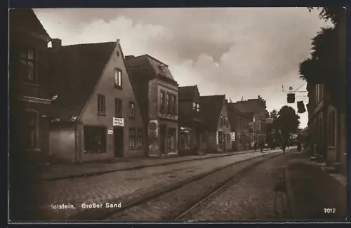 AK Uetersen /Holstein, Grosser Sand, Strassenansicht mit Geschäften und Strassenbahnschienen