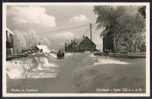 AK Grünbach i. Vgtld., Winter im Vogtland, verschneite Dorfstrasse