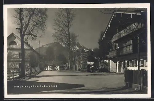 AK Berchtesgaden-Unterstein, Strassenansicht mit Wohnhäusern und Bergblick