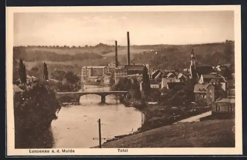 AK Lunzenau a. d. Mulde, Gesamtansicht mit Brücke und Fabrik