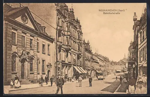AK Neunkirchen / Saar, Bahnhofstrasse mit Geschäften und Strassenbahn