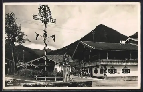AK Ruhpolding, Dorfbrunnen mit Gebäuden u. Maibaum, n