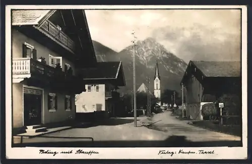 AK Piding, Ortspartie mit Strassenmotiv und Blick zum Stauffen