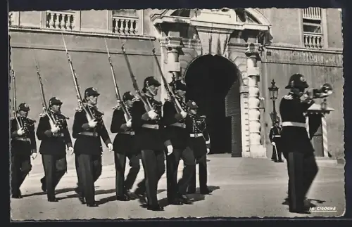 AK Monaco, Les Carabiniers du Prince, Wachablösung vor dem Palais
