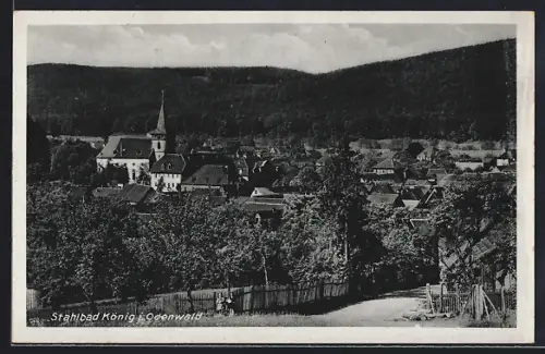 AK Stahlbad König i. Odenwald, Ortsansicht mit Kirche und umliegenden Häusern