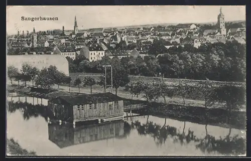 AK Sangerhausen, Stadtansicht mit Fluss und Ufergebäude