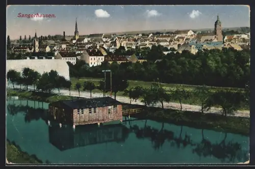 AK Sangerhausen, Stadtansicht mit Teich und Ufergebäude