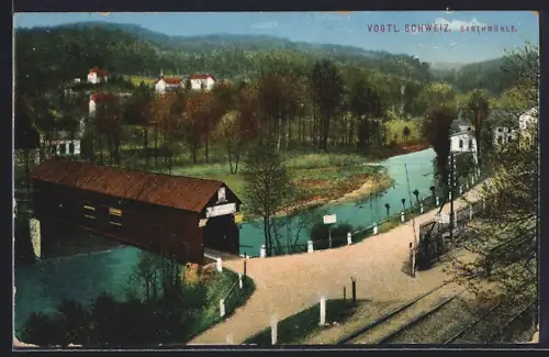 AK Barthmühle /Vogtl. Schweiz, überdachte Holzbrücke, Flusslandschaft, Bahngleise