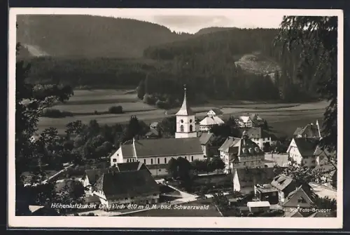 AK Lenzkirch /bad. Schwarzwald, Ortsansicht mit Kirche