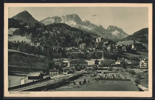 AK Berchtesgaden, Ortsansicht mit Bahnanlagen und Alpenpanorama